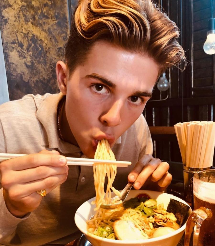 Αχιλλέας Γλύξμπουργκ: Ο γιος του Παύλου και της Marie Chantal, ποζάρει για μεγάλους οίκους μόδας και είναι ζευγάρι με διάσημη κληρονόμο