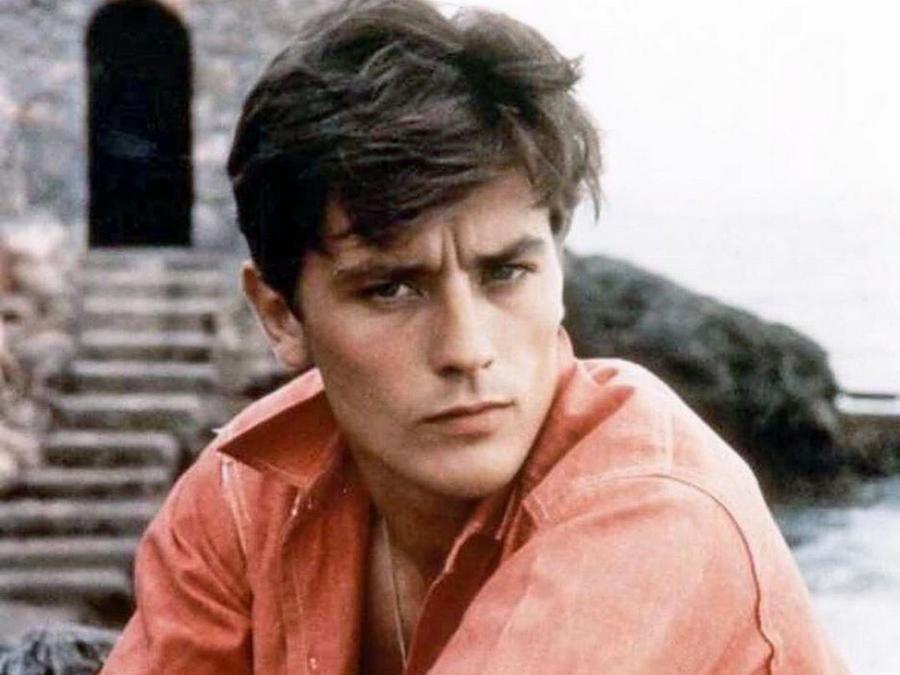 «Μαγεύει» τα γυναικεία πλήθη: Ο 28χρονος γιος του Αλέν Ντελόν είναι μοντέλο και κληρονόμησε τη γοητεία και την ομορφιά του πατέρα του