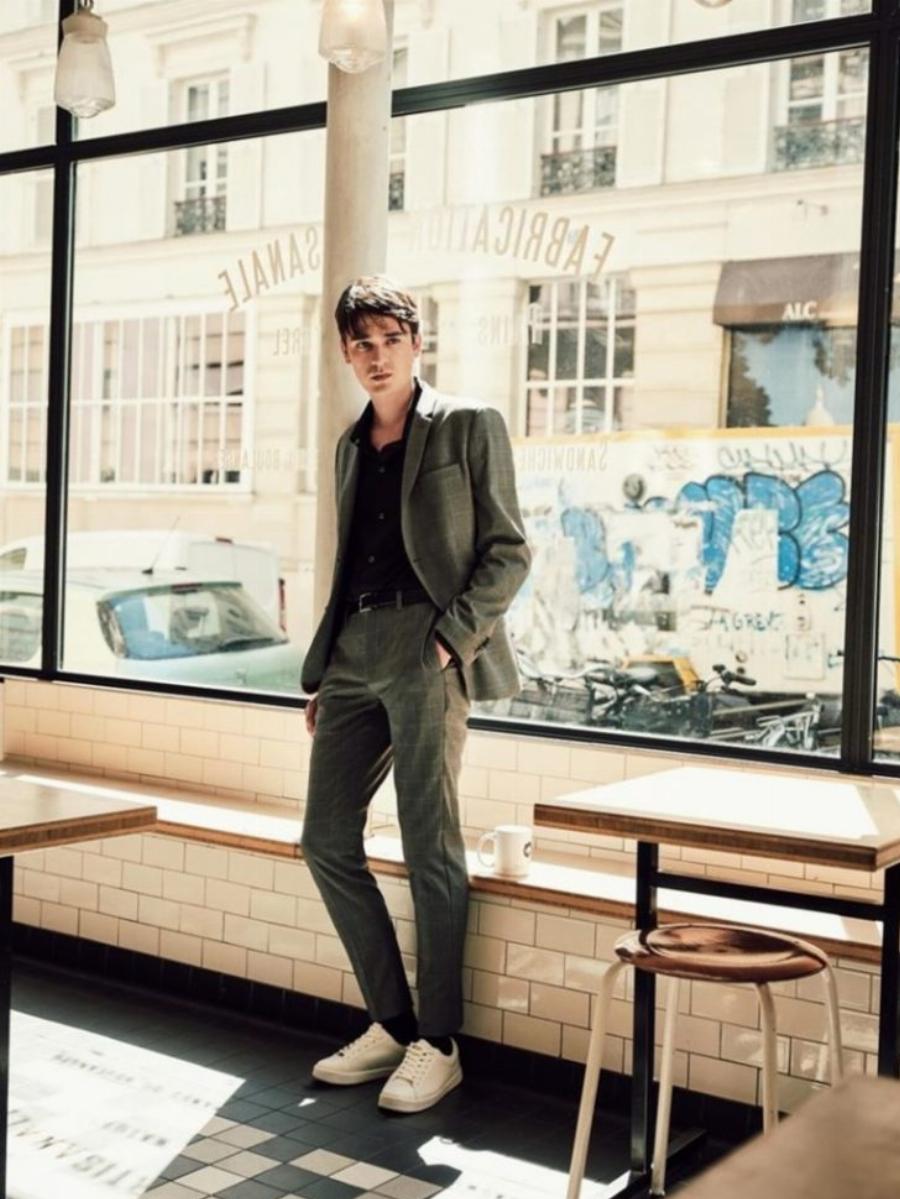 «Μαγεύει» τα γυναικεία πλήθη: Ο 28χρονος γιος του Αλέν Ντελόν είναι μοντέλο και κληρονόμησε τη γοητεία και την ομορφιά του πατέρα του