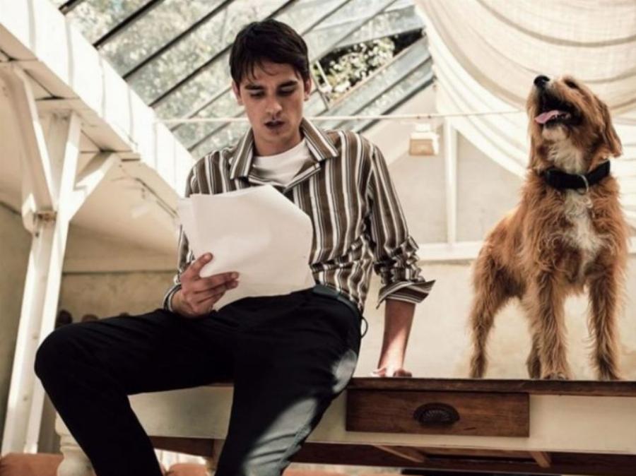 «Μαγεύει» τα γυναικεία πλήθη: Ο 28χρονος γιος του Αλέν Ντελόν είναι μοντέλο και κληρονόμησε τη γοητεία και την ομορφιά του πατέρα του