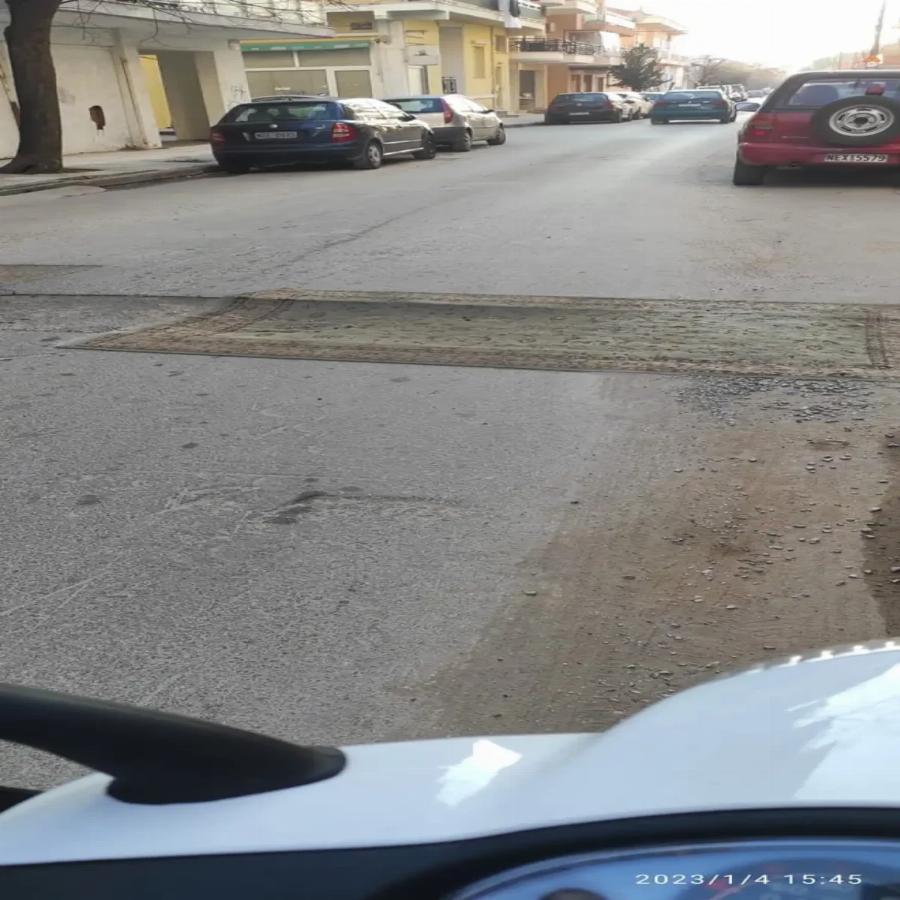 Διαμαρτυρία στην Αλεξανδρούπολη: Σκέπασαν με χαλί τη λακούβα και έγιναν viral σε δευτερόλεπτα