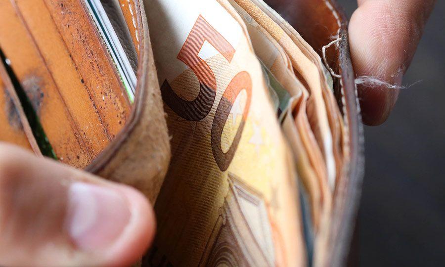 Μας βάλαν τα γυαλιά: Αυτός είναι ο εθνικός κατώτατος μισθός που ανακοίνωσε μόλις η Κύπρος