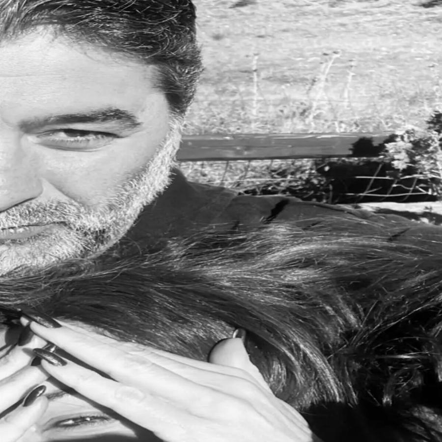 Με μια φωτογραφία: Η απάντηση του Βασίλη Μπισμπίκη στο σούσουρο για το τσιγάρο στα μπουζούκια και το πρόστιμο που θα πληρώσει