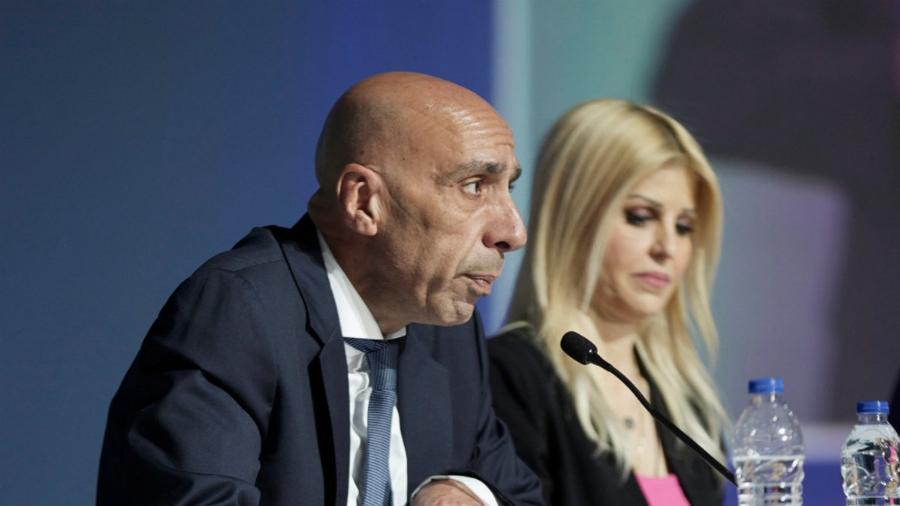 Δεν κρύβουν τον έρωτα τους: Η Έλενα Ράπτη και ο Γιάννης Μπρατάκος σε μια σπάνια έξοδο χέρι-χέρι στο κέντρο της Αθήνας