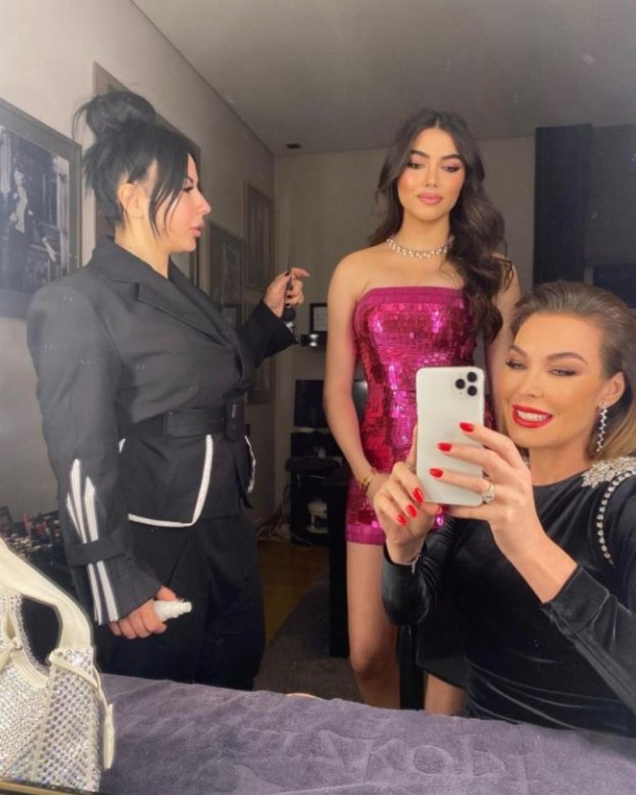 Όλοι μιλάνε για την Λυδία Ευαγγελάτου: Ήρθε από τη Νέα Υόρκη, έκανε ρεβεγιόν και έκλεψε την παραστάση με την ομορφιά της