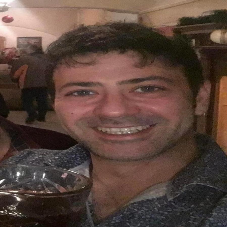 Σαν να μην πέρασε μία ημέρα: 16 χρόνια μετά το «Ευτυχισμένοι μαζί» – Ο Πέτρος Μπουσουλόπουλος γίνεται 40 και είναι ολόιδιος