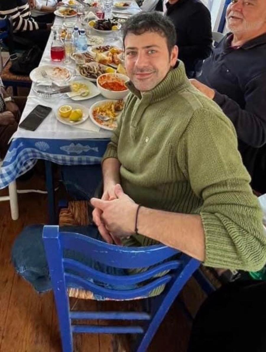 Σαν να μην πέρασε μία ημέρα: 16 χρόνια μετά το «Ευτυχισμένοι μαζί» – Ο Πέτρος Μπουσουλόπουλος γίνεται 40 και είναι ολόιδιος