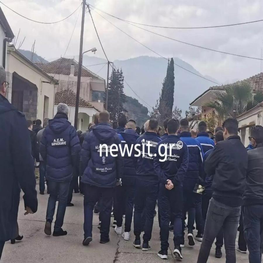 «Ράγισαν» οι ουρανοί στην κηδεία του 20χρονου ποδοσφαιριστή: Τραγικές φιγούρες οι γονείς και τα αδέρφια του
