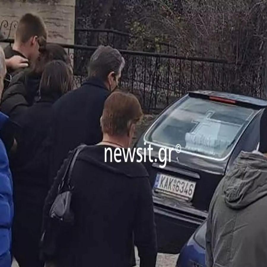 «Ράγισαν» οι ουρανοί στην κηδεία του 20χρονου ποδοσφαιριστή: Τραγικές φιγούρες οι γονείς και τα αδέρφια του