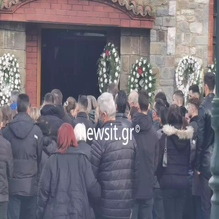 «Ράγισαν» οι ουρανοί στην κηδεία του 20χρονου ποδοσφαιριστή: Τραγικές φιγούρες οι γονείς και τα αδέρφια του