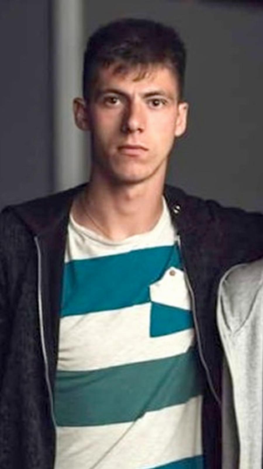 «Ράγισαν» οι ουρανοί στην κηδεία του 20χρονου ποδοσφαιριστή: Τραγικές φιγούρες οι γονείς και τα αδέρφια του