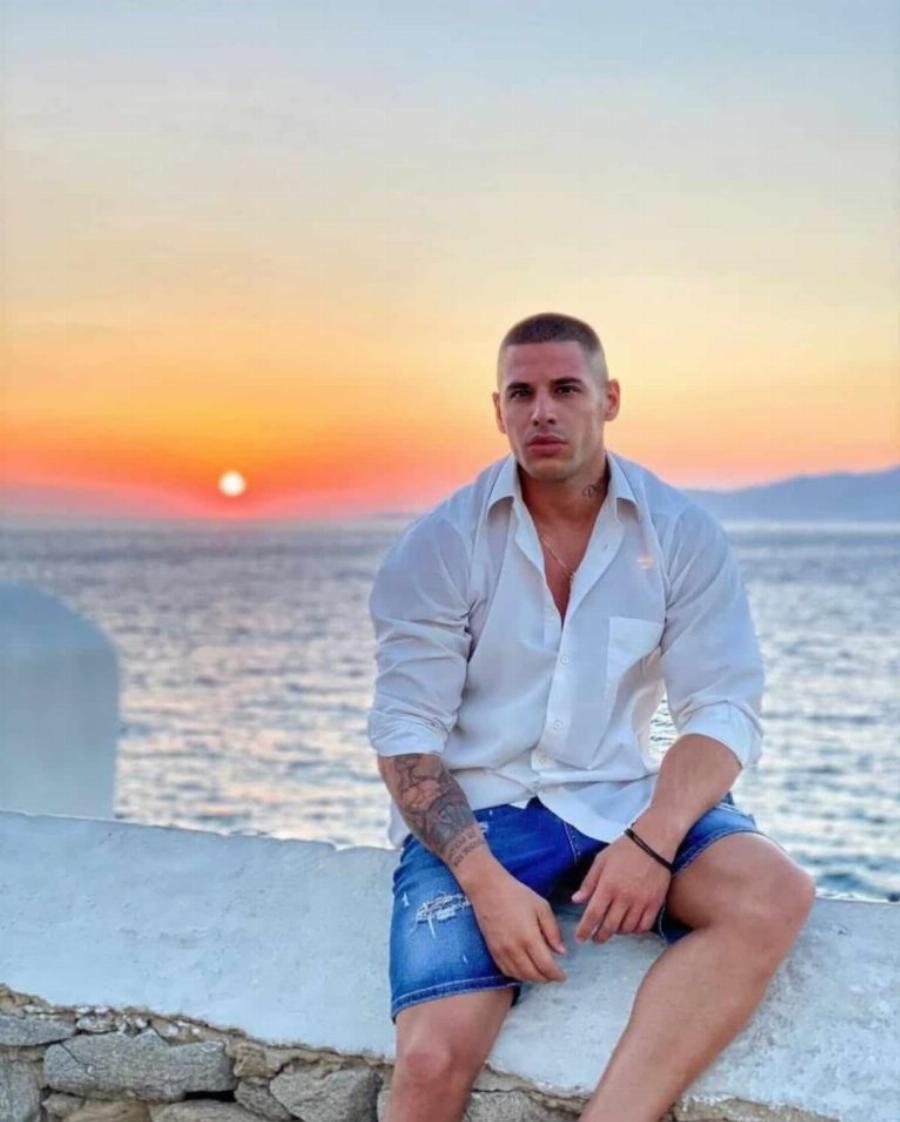 Μελαχρινός και με κορμί «πέτρα»: Αυτός είναι ο εντυπωσιακός αδερφός της Κατερίνας Δαλάκα