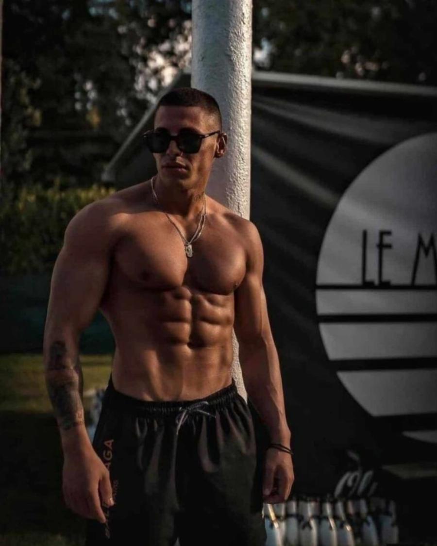 Μελαχρινός και με κορμί «πέτρα»: Αυτός είναι ο εντυπωσιακός αδερφός της Κατερίνας Δαλάκα