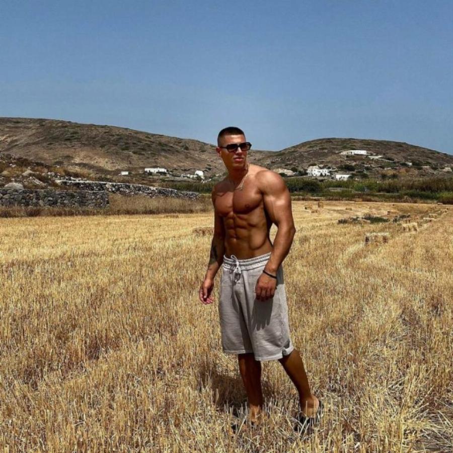 Μελαχρινός και με κορμί «πέτρα»: Αυτός είναι ο εντυπωσιακός αδερφός της Κατερίνας Δαλάκα