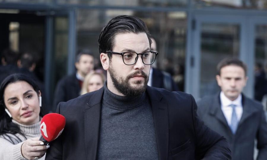 Αγνώριστος στα δικαστήρια ο Μάνος Δασκαλάκης: Με ένα εμφάνιση, γυαλιά μυωπίας και ζιβάγκο – Σούσουρο στο Twitter