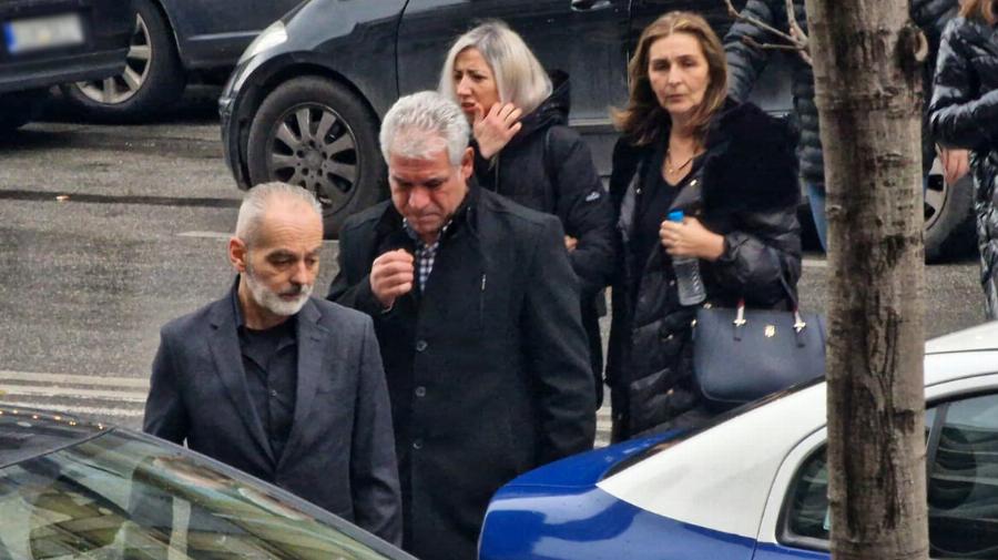 «Σηκώστε ρε το κεφάλι, κοιτάξτε με, τι σας έφταιξε ο λεβέντης μου;»: «Λύγισε» η μητέρα του Άλκη Καμπανού στη δίκη