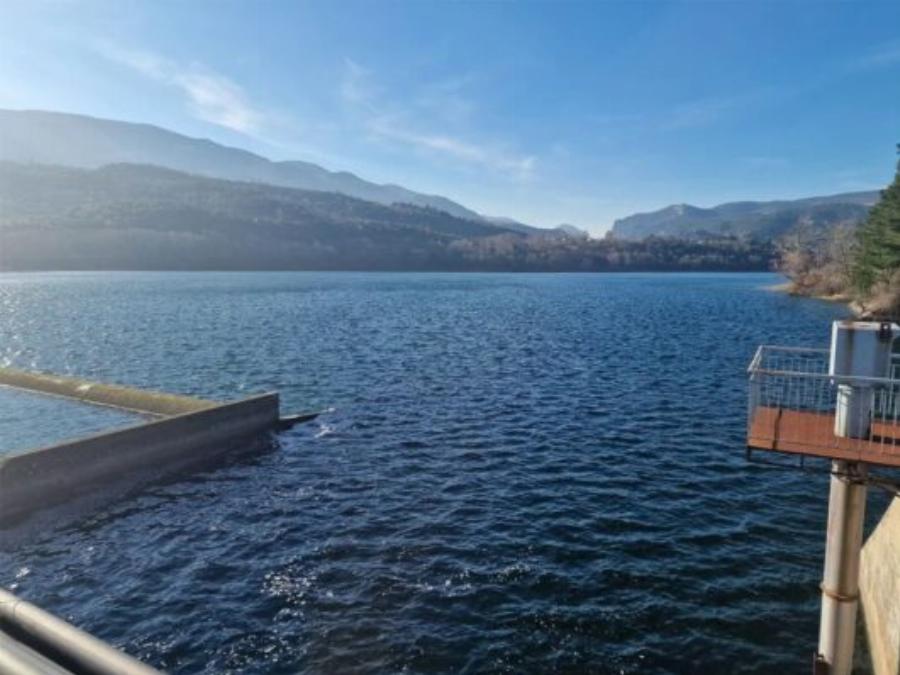 «Δεν το χωράει το μυαλό μου»: Τραγική φιγούρα ο πατέρας του βρέφους που βρέθηκε νεκρό στο φράγμα του Αλιάκμονα