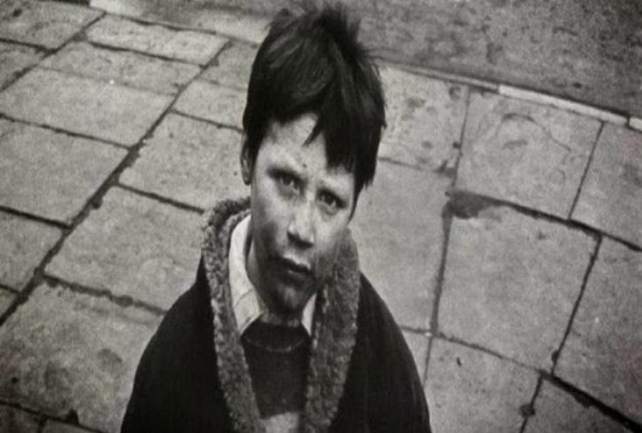 Μας έκανε να δακρύσουμε: Ένα φτωχό παιδάκι χτύπησε μια πόρτα για να ζητήσει φαγητό – Η γυναίκα που άνοιξε του έδωσε πολλά περισσότερα