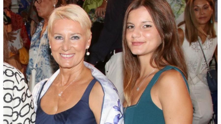 Μαμά και κόρη έλαμπαν: Η Νατάσα Παζαΐτη και Αλίκη Καραμανλή στο ρεβεγιόν με μάξι φόρεματα με ασημί παγιέτες, πιο εκθαμβωτικές από ποτέ