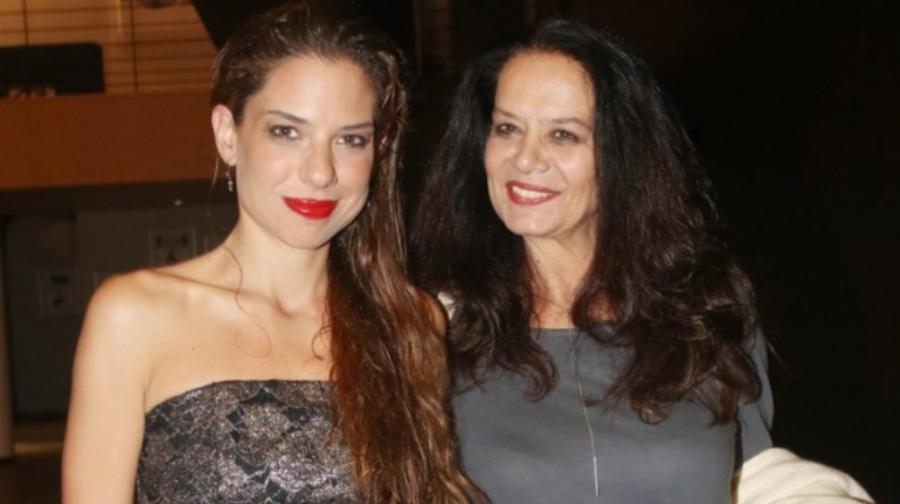 Γοητευτική, όμορφη και σικ στα 62: Η σπάνια εμφάνιση της Λίλας Καφαντάρη με την κόρη της