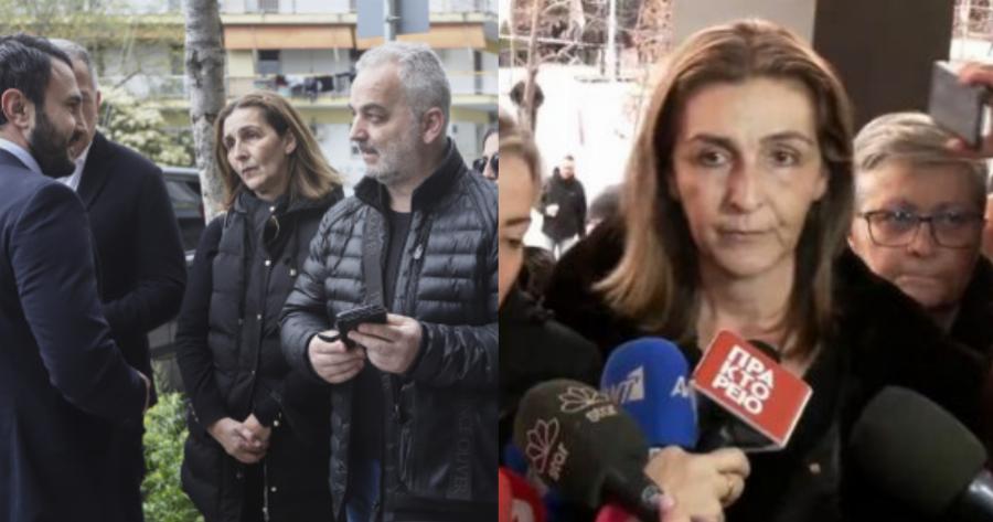 «Χτυπούσες τον γιο μου εσύ, μισή σπιθαμή άνθρωπος» – Με τρεμάμενη φωνή η μητέρα του Άλκη Καμπανού στο δικαστήριο