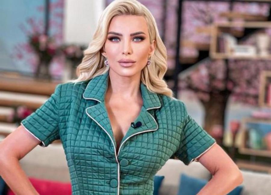 Όλοι κοιτούσαν την τσάντα της: Η Κατερίνα Καινούργιου βγήκε στο κέντρο ντυμένη στα μαύρα με γυαλιά και το κινητό στο χέρι