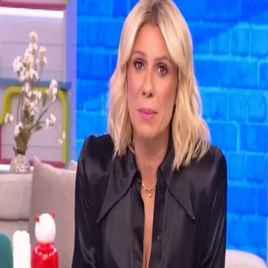 Η Κατερίνα Καραβάτου χωρίς μακιγιάζ και αχτένιστη: Μπήκε στο πλατό και όταν κατάλαβε ότι την τραβάει κάμερα κρύφτηκε