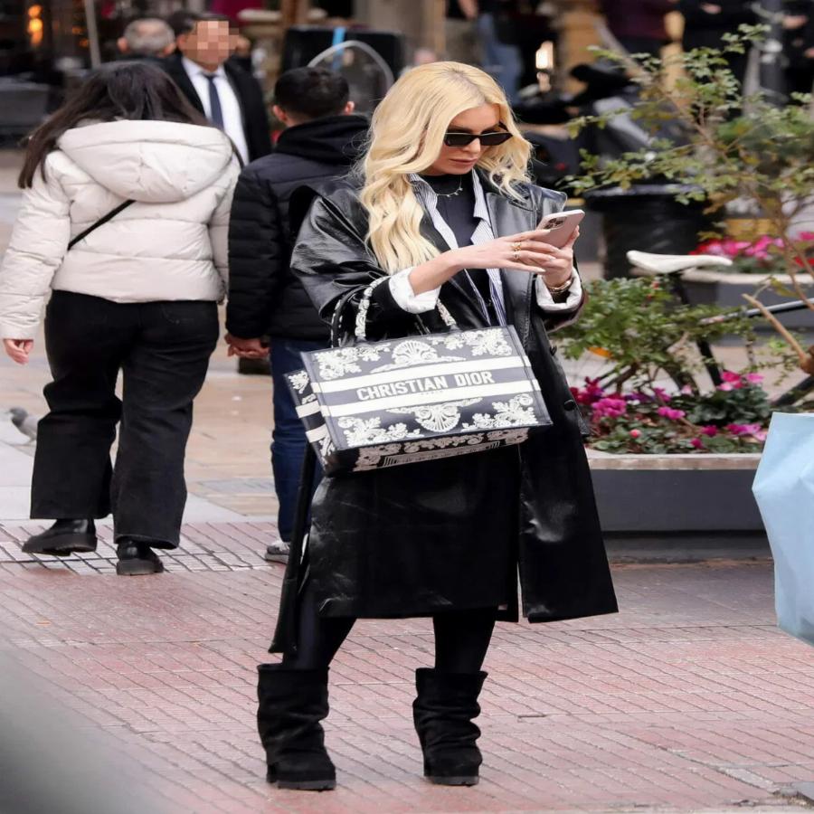 Όλα τα βλέμματα πάνω στη τσάντα της που κάνει όσο ένα αμάξι: Σούσουρο με την εμφάνιση της Κατερίνας Καινούργιου στο Κολωνάκι