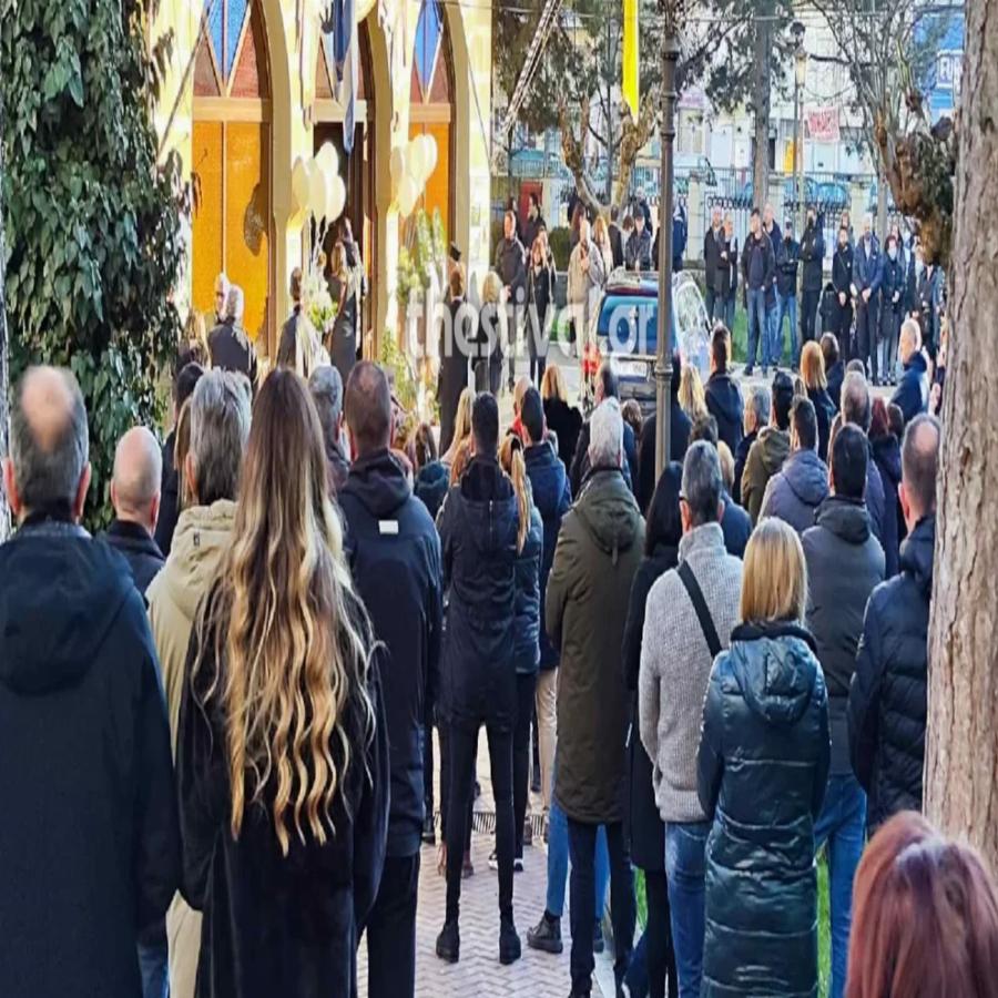 Σπαραγμός στη κηδεία του 6χρονου Θωμά: Τραγικές φιγούρες οι γονείς του – Το καθηλωτικό μήνυμα της μάνας