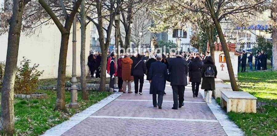 Σπαραγμός στη κηδεία του 6χρονου Θωμά: Τραγικές φιγούρες οι γονείς του – Το καθηλωτικό μήνυμα της μάνας