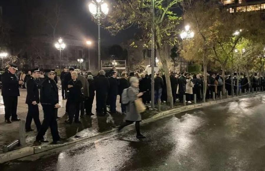 Μέχρι το Μοναστηράκι η ουρά: Πλήθος κόσμου στην κηδεία του τέως Βασιλιά Κωνσταντίνου, δάκρια και τρικάκια με τη λέξη “Αθάνατος”