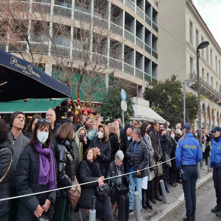 Μέχρι το Μοναστηράκι η ουρά: Πλήθος κόσμου στην κηδεία του τέως Βασιλιά Κωνσταντίνου, δάκρια και τρικάκια με τη λέξη “Αθάνατος”