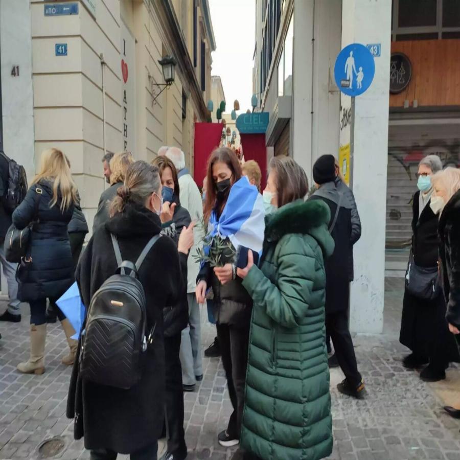 Μέχρι το Μοναστηράκι η ουρά: Πλήθος κόσμου στην κηδεία του τέως Βασιλιά Κωνσταντίνου, δάκρια και τρικάκια με τη λέξη “Αθάνατος”