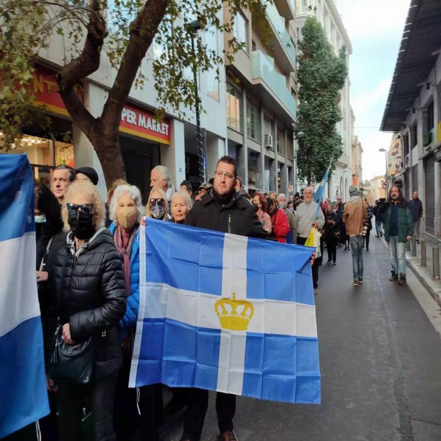 Μέχρι το Μοναστηράκι η ουρά: Πλήθος κόσμου στην κηδεία του τέως Βασιλιά Κωνσταντίνου, δάκρια και τρικάκια με τη λέξη “Αθάνατος”