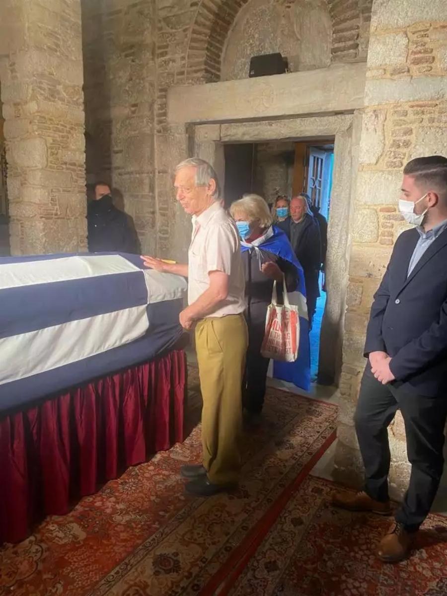 Μέχρι το Μοναστηράκι η ουρά: Πλήθος κόσμου στην κηδεία του τέως Βασιλιά Κωνσταντίνου, δάκρια και τρικάκια με τη λέξη “Αθάνατος”