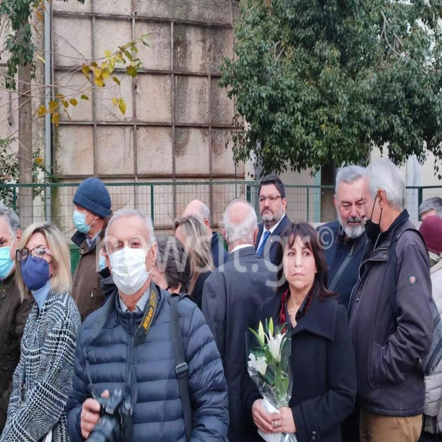 Μέχρι το Μοναστηράκι η ουρά: Πλήθος κόσμου στην κηδεία του τέως Βασιλιά Κωνσταντίνου, δάκρια και τρικάκια με τη λέξη “Αθάνατος”