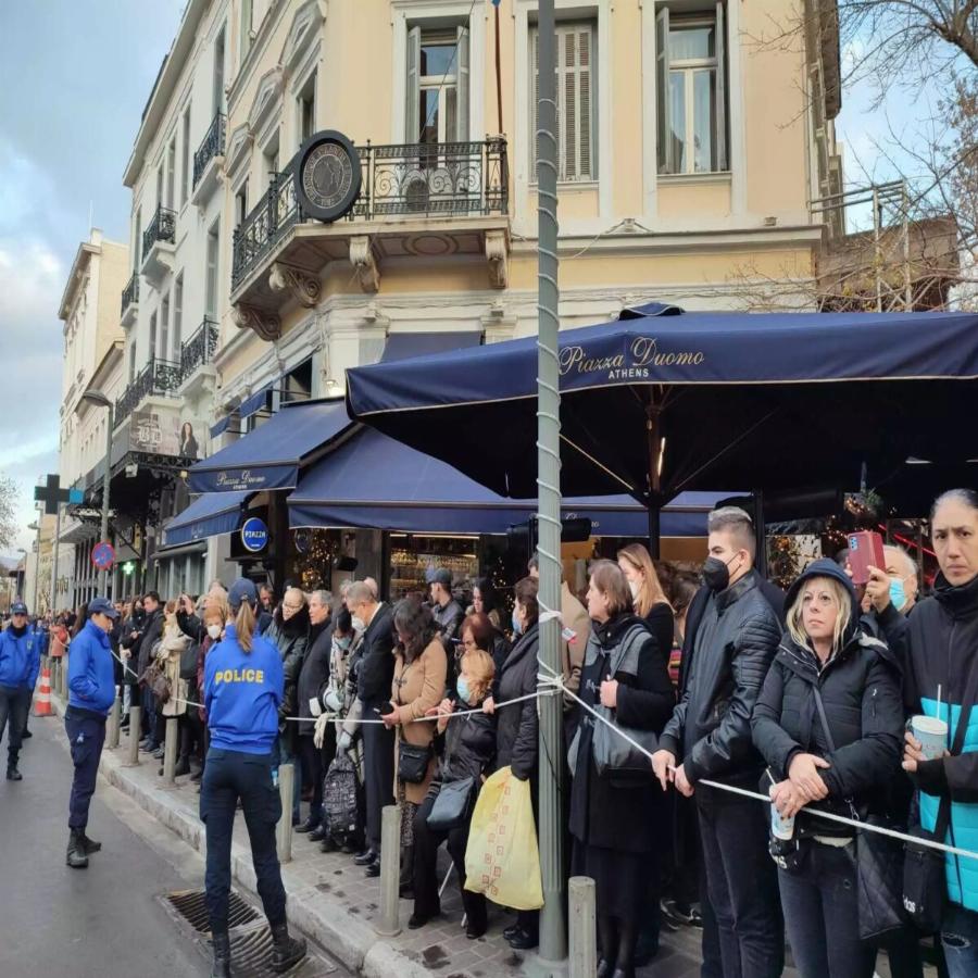 Μέχρι το Μοναστηράκι η ουρά: Πλήθος κόσμου στην κηδεία του τέως Βασιλιά Κωνσταντίνου, δάκρια και τρικάκια με τη λέξη “Αθάνατος”