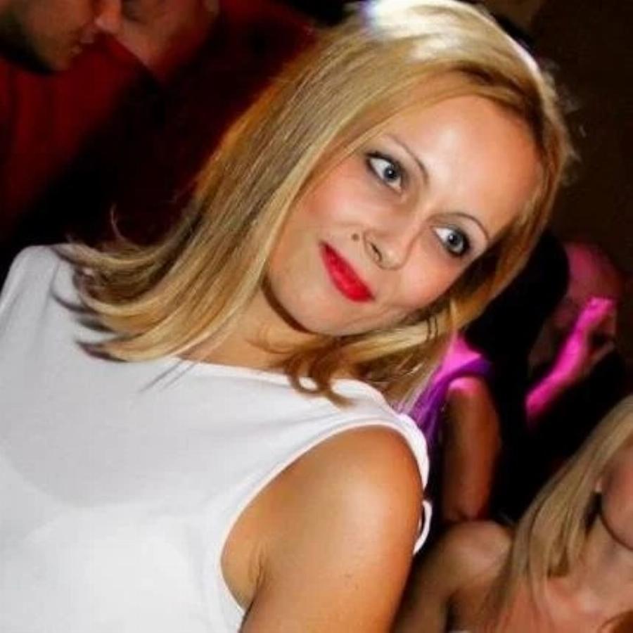 Κατάξανθη, κούκλα και με καταγάλανα μάτια: Η αδελφή του Μπο που στέκεται «βράχος» στο πλευρό του στα δύσκολα