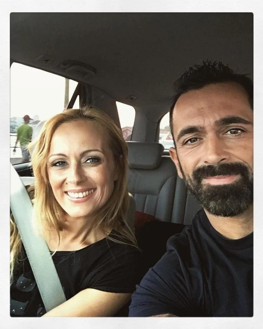 Κατάξανθη, κούκλα και με καταγάλανα μάτια: Η αδελφή του Μπο που στέκεται «βράχος» στο πλευρό του στα δύσκολα