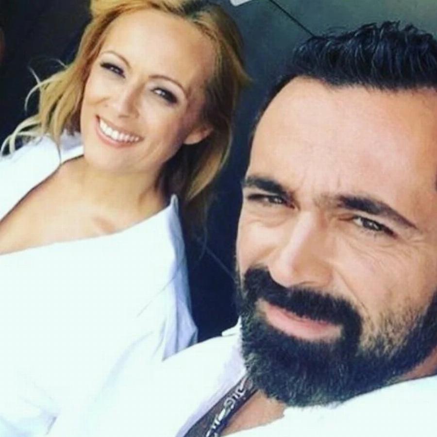 Κατάξανθη, κούκλα και με καταγάλανα μάτια: Η αδελφή του Μπο που στέκεται «βράχος» στο πλευρό του στα δύσκολα