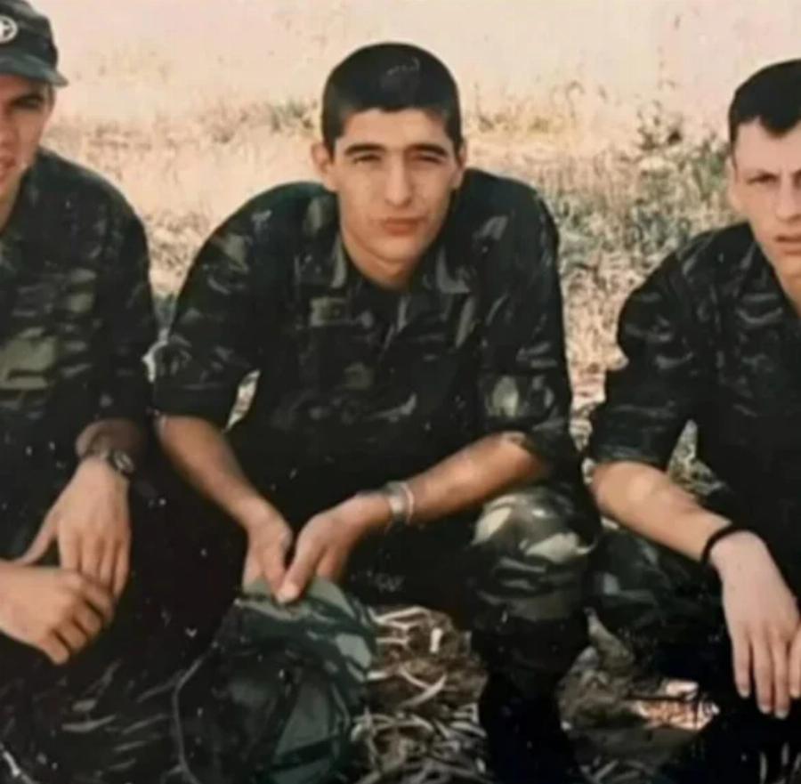 Αδύνατος, χωρίς γένια και κουρεμένος με τη ψιλή: Αγνώριστος ο Βασίλης Μπισμπίκης σε μια σπάνια φωτογραφία που κυκλοφορεί