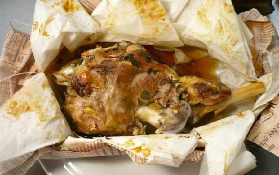 Θα γλείφετε τα δάχτυλά σας: Αρνάκι, κατσικάκι, κοτόπουλο, μπριζόλες, ψάρια… λουκούμι μεγειρεμένα στη λαδόκολλα