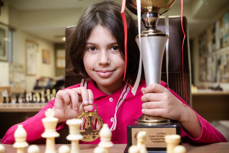 Η 9χρονη χρυσή πρωταθλήτρια: Η Μαριάντα Λάμπου ξεχώρισε με το παιχνίδι στο σκάκι στην Τουρκία