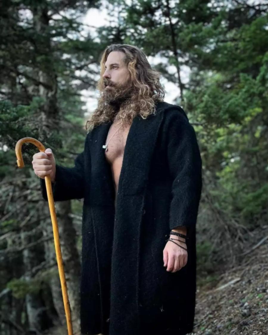 Με γένια, μακριά μαλλιά και με μπαστούνι: Η φώτο του Νάσου Παπαργυρόπουλου που κυκλοφορεί έγινε viral μέσα σε δευτερόλεπτα