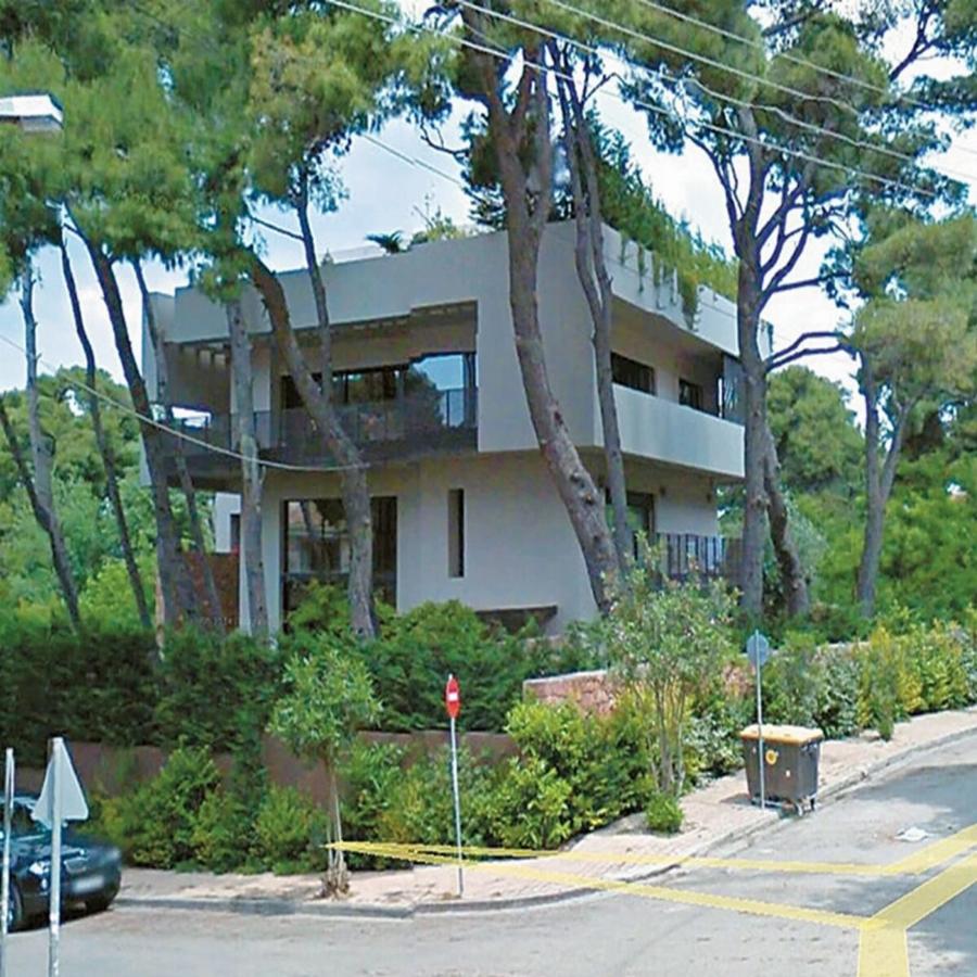 Σαν να βγήκε από παραμύθι: Αυτή είναι η τεράστια βίλα του Νικόλαου και της Τατιάνας Μπλάτνικ στα Βόρεια Προάστια