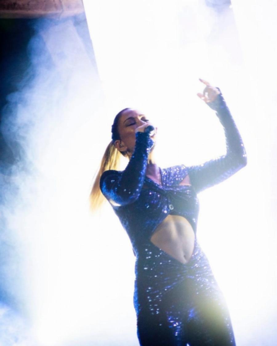 Όλοι κοιτούσαν τους κοιλιακούς της: Η εκρηκτική εμφάνιση της Μελίνας Ασλανίδου στην πίστα με ολόσωμη φόρμα και η αποθέωση