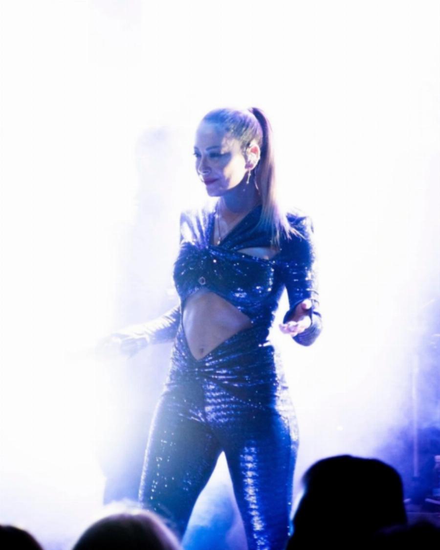 Όλοι κοιτούσαν τους κοιλιακούς της: Η εκρηκτική εμφάνιση της Μελίνας Ασλανίδου στην πίστα με ολόσωμη φόρμα και η αποθέωση