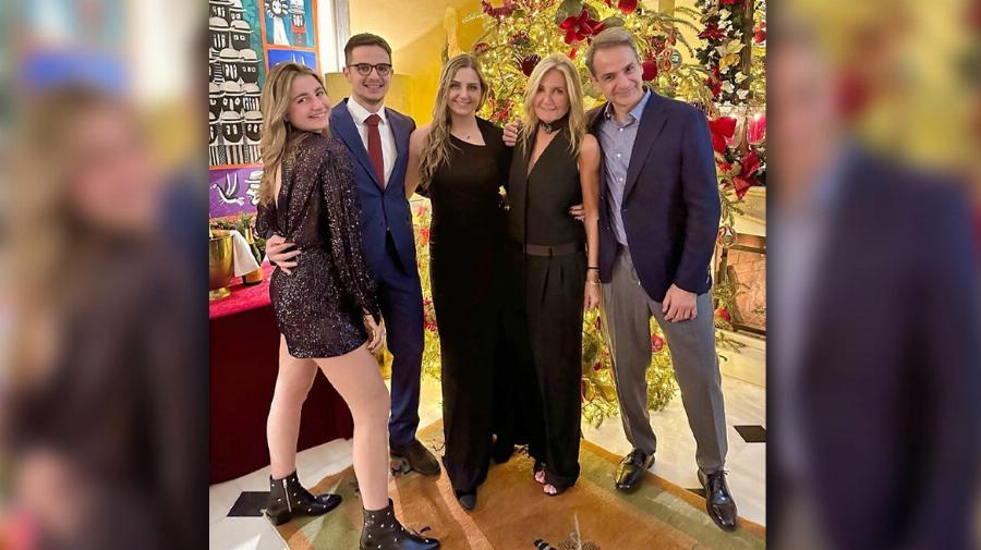 Μαζί με τη σύζυγο και τα παιδιά του: Ο Μητσοτάκης εύχεται «καλή χρονιά» με μια φωτογραφία στο Instagram