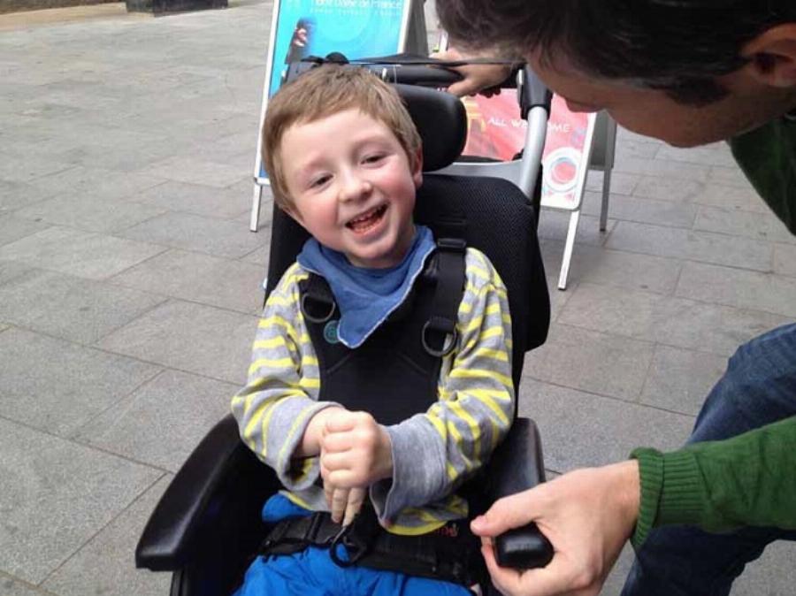 Συγκινητική ιστορία: Μπαμπάς ρώτησε ιδιοκτήτρια καφέ αν ο ανάπηρος γιος του μπορεί να μπει κι εκείνη του έδωσε μία υπέροχη απάντηση