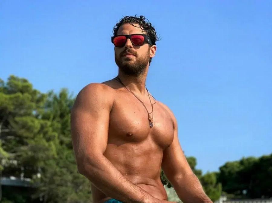 Με γένια, μακριά μαλλιά και με μπαστούνι: Η φώτο του Νάσου Παπαργυρόπουλου που κυκλοφορεί έγινε viral μέσα σε δευτερόλεπτα